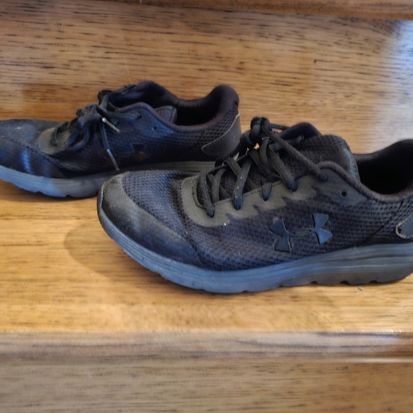 Used Under Armour youth 6.5 black shoes - Picture 2 of 6